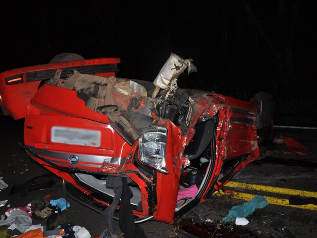 Carro ficou totalmente destruído ao colidir com barranco em Santiago, RS (Foto: Arami Fumaco/RBS TV)