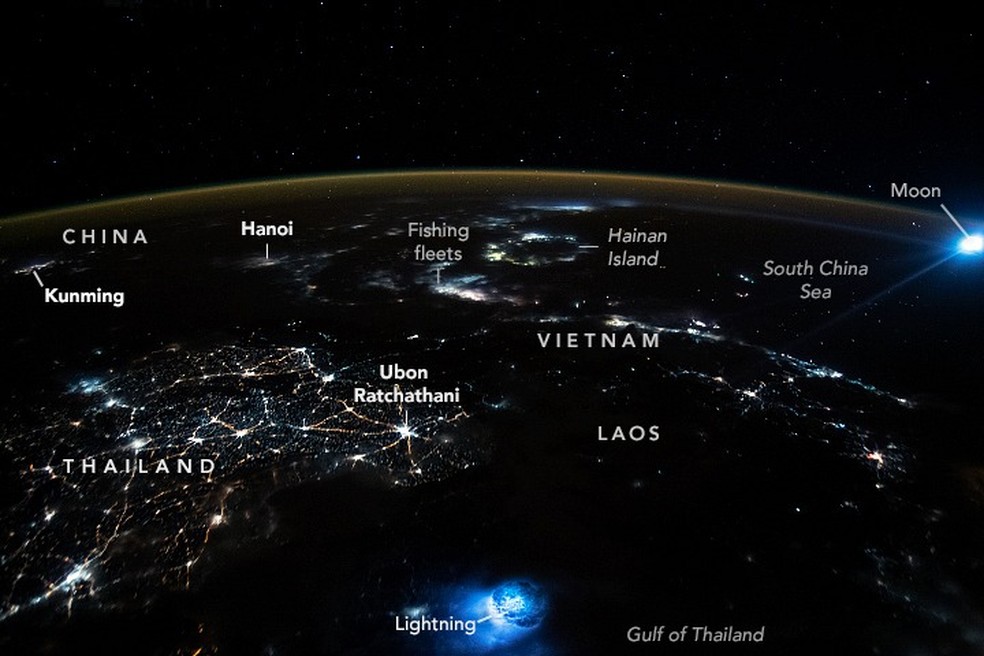 Nesta imagem, é possível entender a localização das bolas azuis em relação à geografia da Terra  — Foto: NASA Earth Obsrvatory