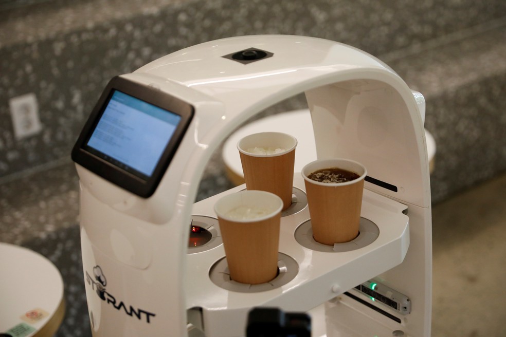 Robô em café na Coreia do Sul aceita pedidos e serve os clientes. — Foto: REUTERS/Kim Hong-Ji