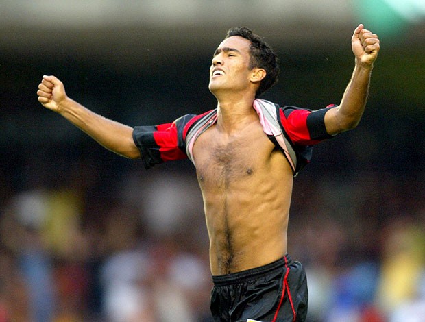 lateral Roger comemora gol do Flamengo 2004 (Foto: Ag. O Globo)