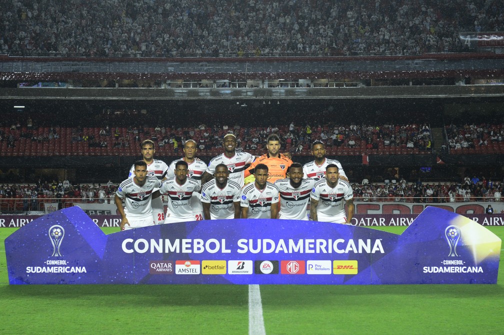 Time do São Paulo antes de jogo contra o Everton — Foto: Staff Images / CONMEBOL