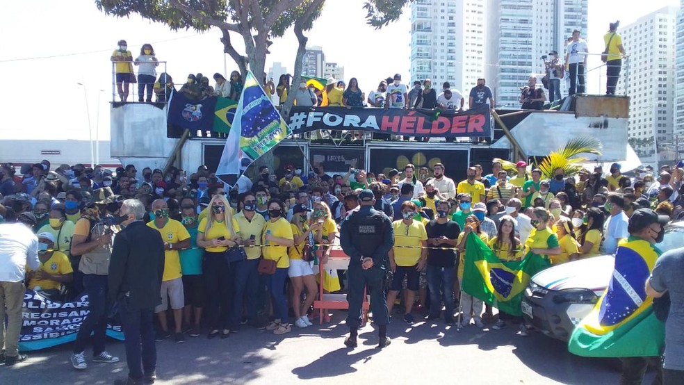 Apoiadores do presidente se reúnem em Belém (PA) onde Jair Bolsonaro participa de inauguração do Porto Futuro nesta quinta-feira, 13 de agosto. — Foto: G1 PA