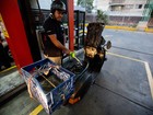 7 em cada 10 venezuelanos apoiam alta da gasolina, diz pesquisa