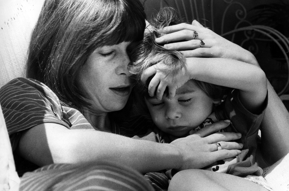 Rita Lee em 1979 com o filho Beto, à época aos 2 anos — Foto: Antonio Carlos Piccino/Agência O GLOBO