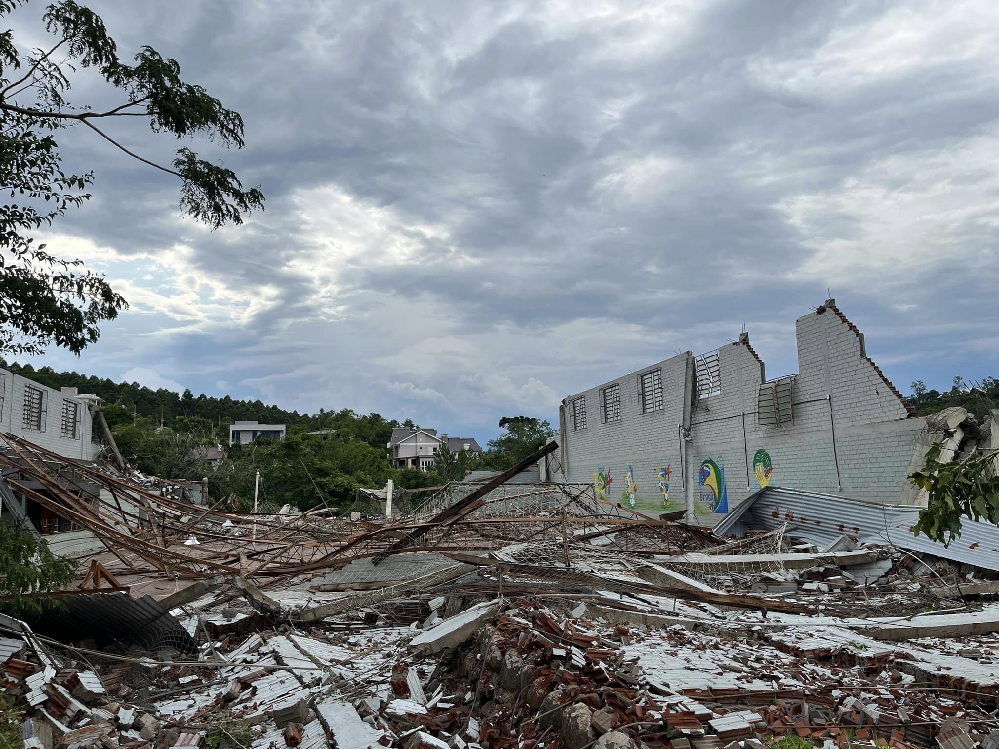Temporal destrói ginásio em Harmonia; municípios do RS relatam impactos