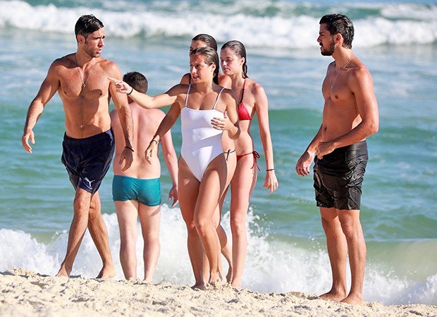 Agatha Moreira, Bruna Griphao, Marcos Pitombo, Rodrigo Simas e amigos curtem praia da Barra da Tijuca (Foto: AgNews)