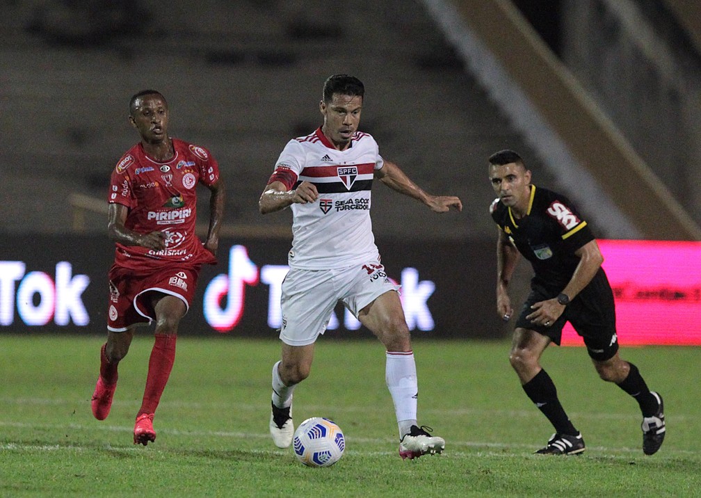 Hernanes começou bem, mas caiu de ritmo (assim como o São Paulo) — Foto: Rubens Chiri