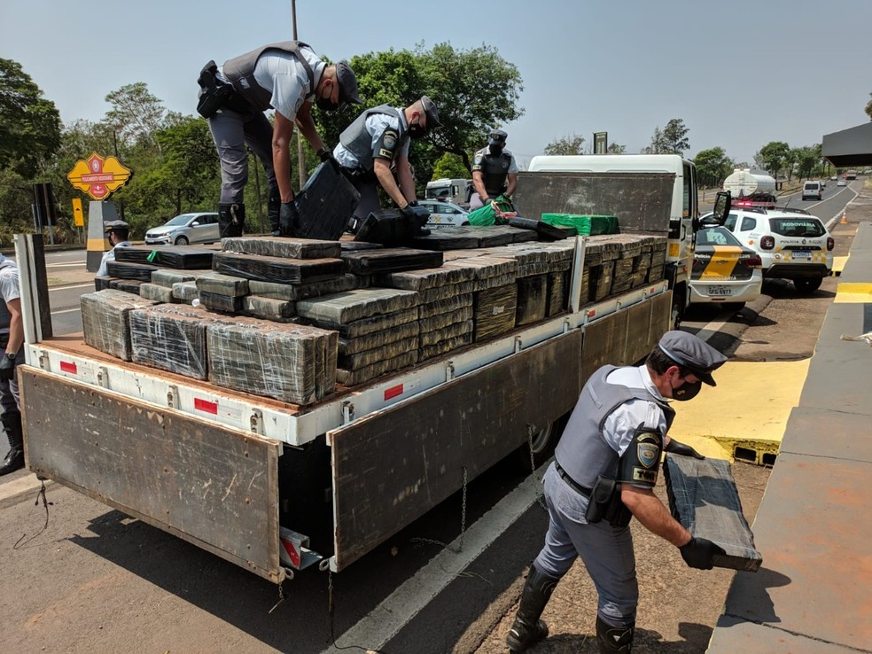 Mais de 4 toneladas de maconha foram apreendidas após abordagem policial — Foto: Polícia Rodoviária