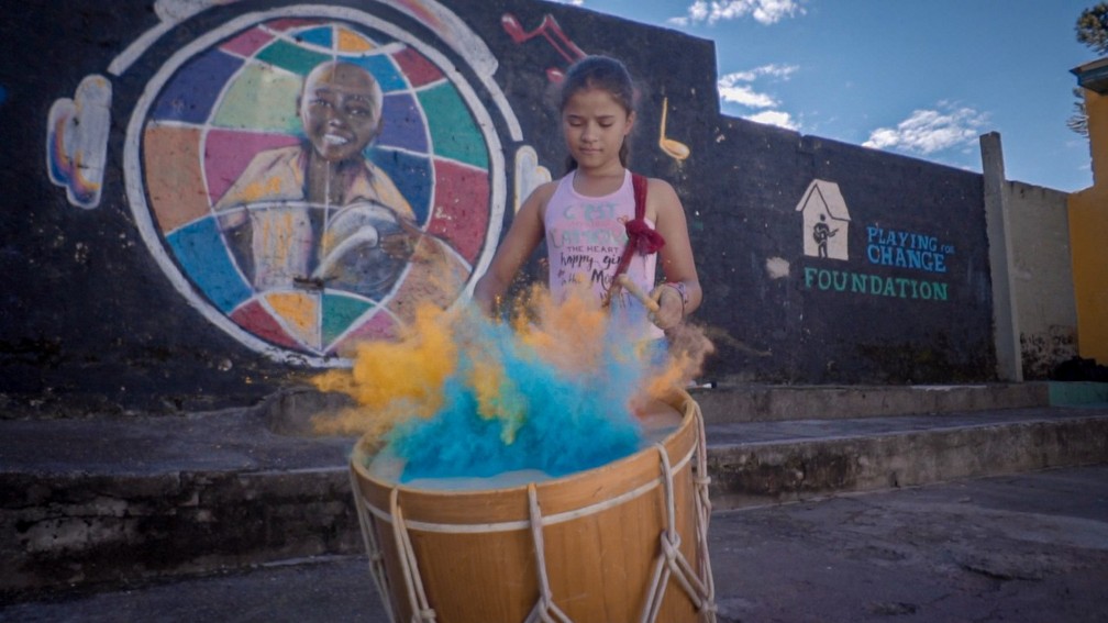 Cerca de 60 crianças e adolescentes entre sete e 14 anos são atendidos na instituição Playing for Change — Foto: João Maurílio de Oliveira Ramos
