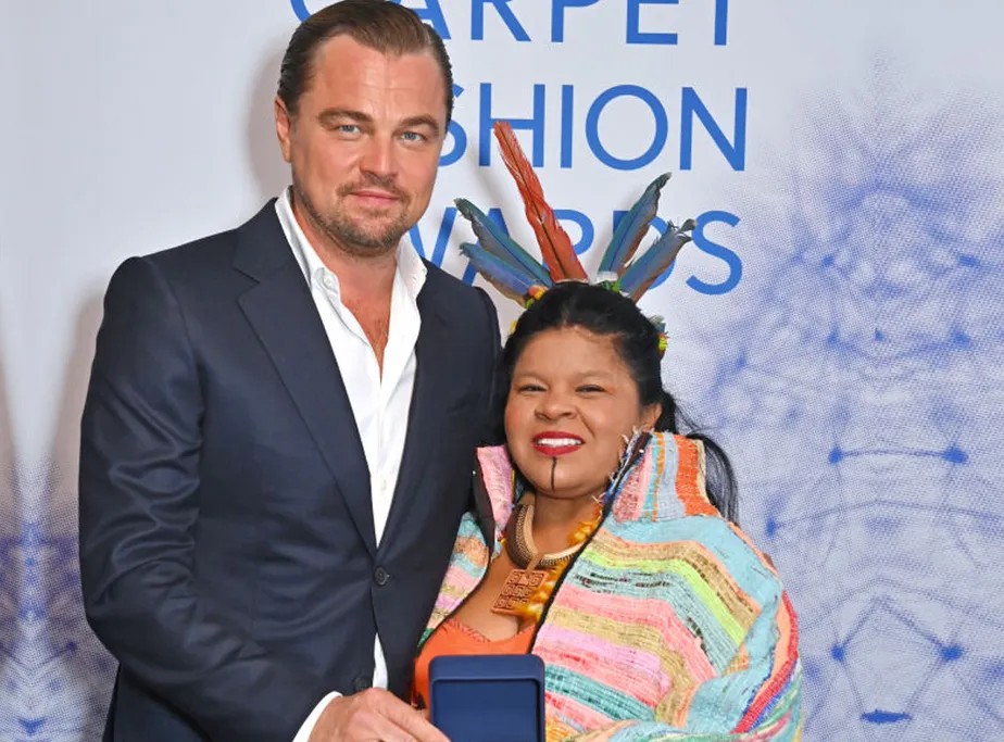 Leonardo DiCaprio entrega prêmio para Sonia Guajajara