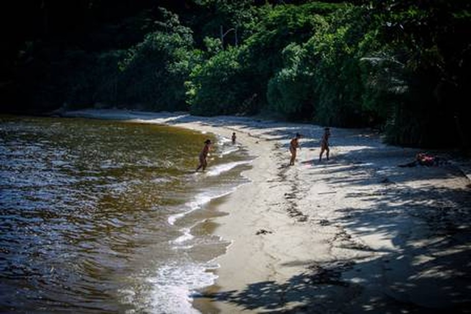 Banhistas na praia de Paquetá.