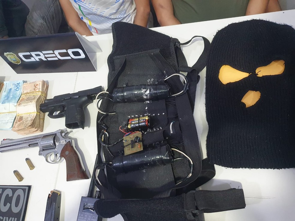 Colete com explosivos falsos utilizado durante sequestro em Teresina, no Piauí — Foto: Polícia Civil