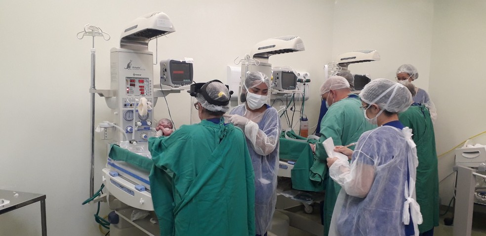 Hospital Regional do Sertão Central (HRSC),  em Quixeramobim, preparou o centro cirúrgico com incubadoras e uma equipe de doze pessoas para o nascimento dos trigêmeos. — Foto: HRCS/ Divulgação