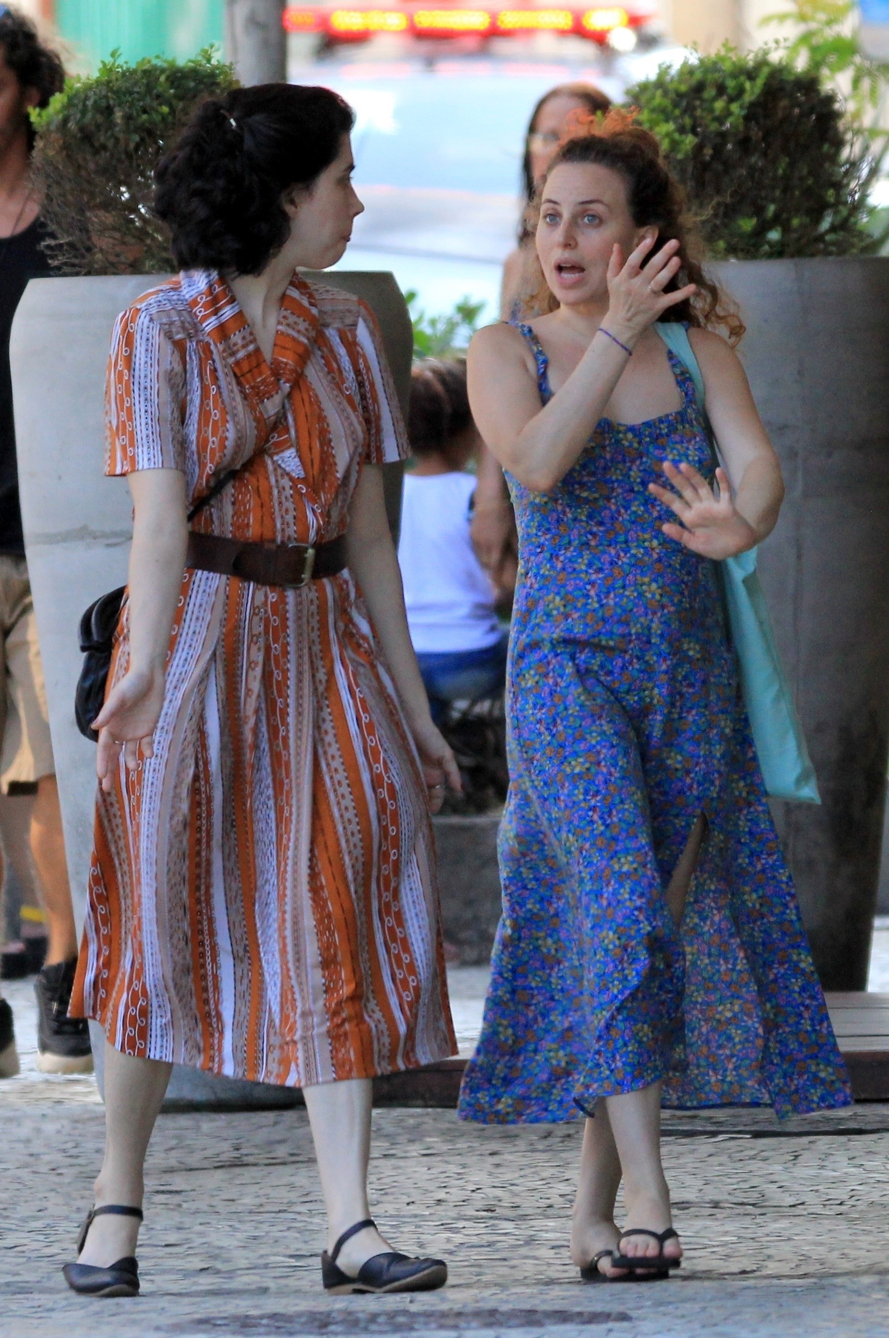 Olivia Torres passeia com amiga pelo Rio de Janeiro  (Foto: Agnews)