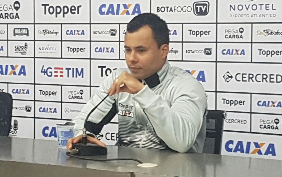 Jair Ventura lamentou  o grande número de jogos que o Botafogo disputou em 2017 (Foto: Marcelo Baltar)