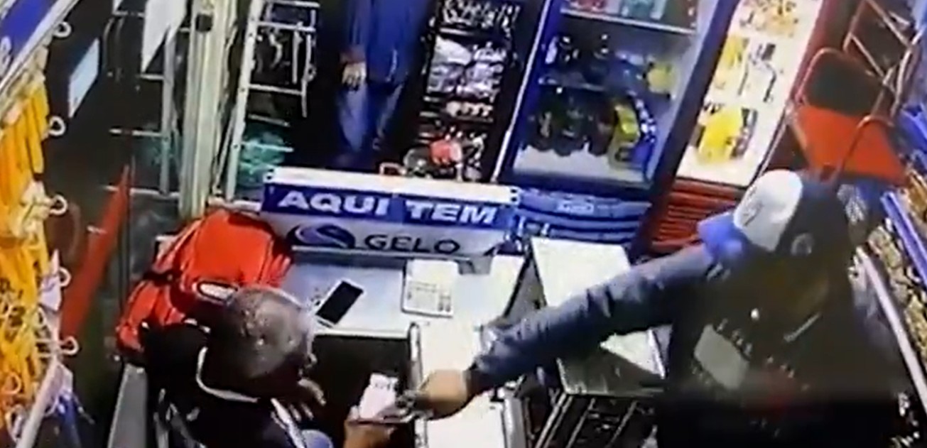 Homens armados assaltam mercearia no extremo sul da BA e câmeras de segurança registram ação; VÍDEO