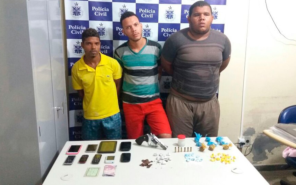 SSP divulgou foto com três, dos cinco presos, além do material apreendido com o grupo (Foto: SSP/ Divulgação)