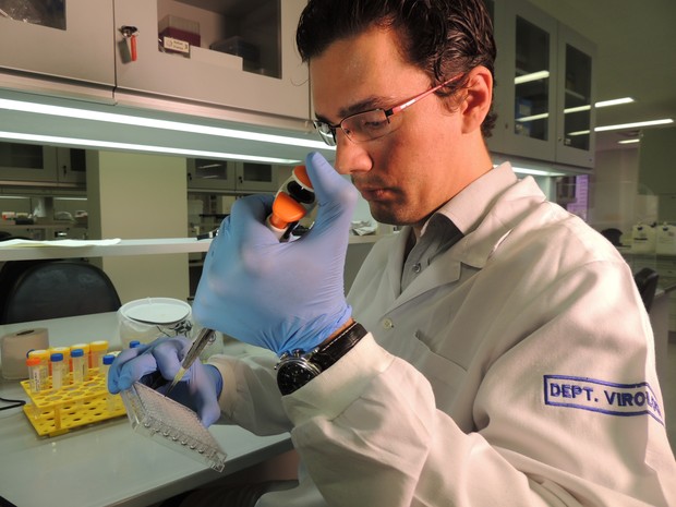 Laboratório da Fiocruz vira referência em zika vírus (Foto: Thays Estarque/G1)