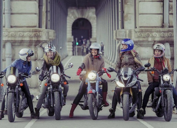 As cinco amigas reunidas em Paris, ponto de partida para viagem de mais de 4 mil quilômetros pelo Brasil (Foto: Divulgacao)