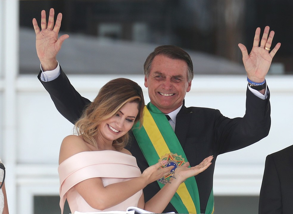 A primeira-dama, Michelle Bolsonaro, usa linguagem de sinais em discurso (lido simultaneamente por uma outra mulher) após o presidente Jair Bolsonaro receber a faixa presidencial — Foto: WILTON JUNIOR/ESTADÃO CONTEÚDO