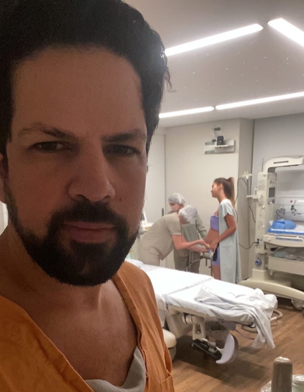 Sorocaba no nascimento de Theo, seu filho com Biah Rodrigues (Foto: Reprodução/Instagram)