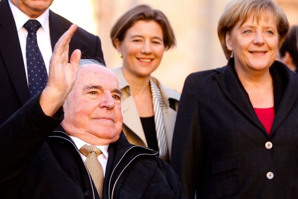 Foto de 3 de outubro de 2010 mostra ex-chanceler alemão Helmut Kohl ao lado de Angela Merkel (Foto: Markus Schreiber/ AP)