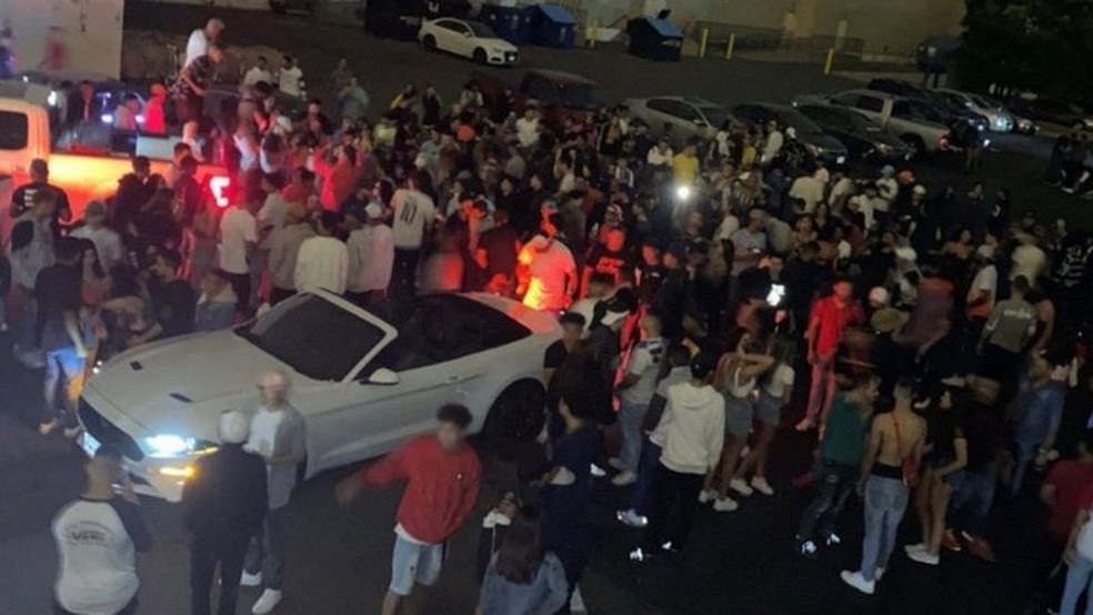 Maioria dos frequentadores de festas clandestinas é jovem, não usa máscaras e ignora distanciamento social — Foto: Reprodução