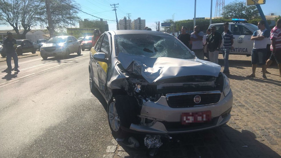 Táxi atinge motociclista na Avenida Clementino Coelho  (Foto: Clediston Anselmo/ TV Grande Rio )
