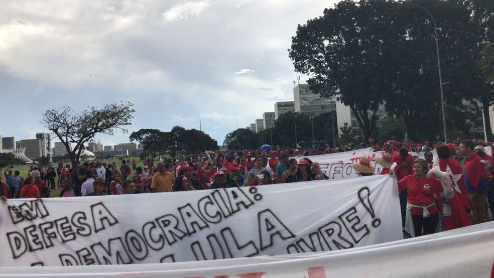 Manifestantes em defesa de Lula descem o Eixo Monumental (Foto: Ana Luiza de Carvalho/G1)