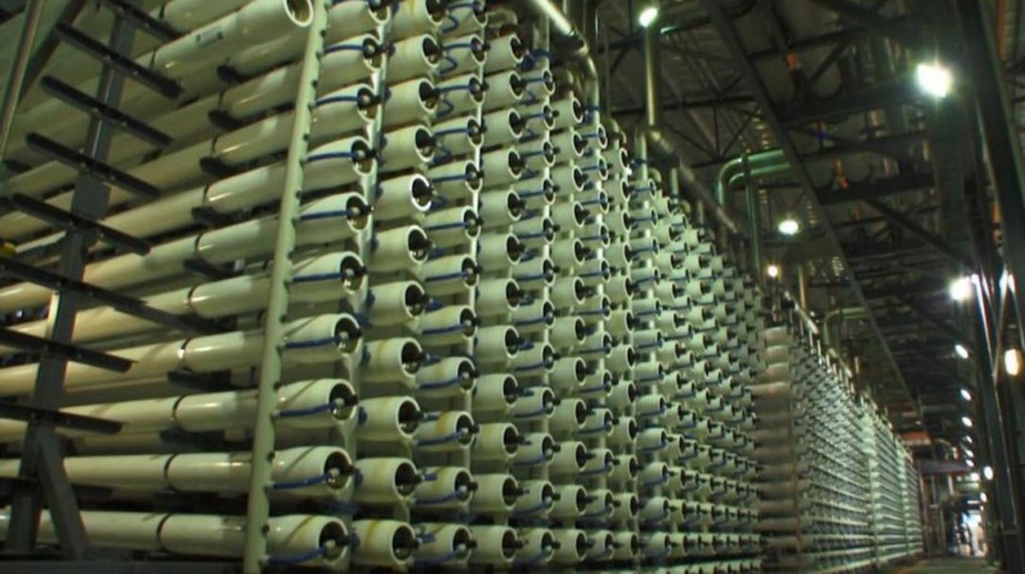 Interior de uma usina de dessalinização em Israel