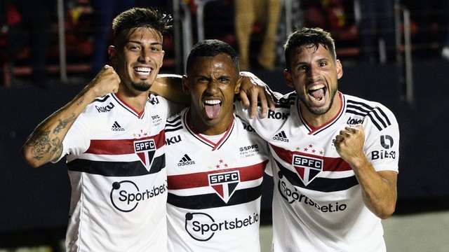 Rigoni, Marquinhos e Calleri comemoram gol do São Paulo contra o São Bernardo
