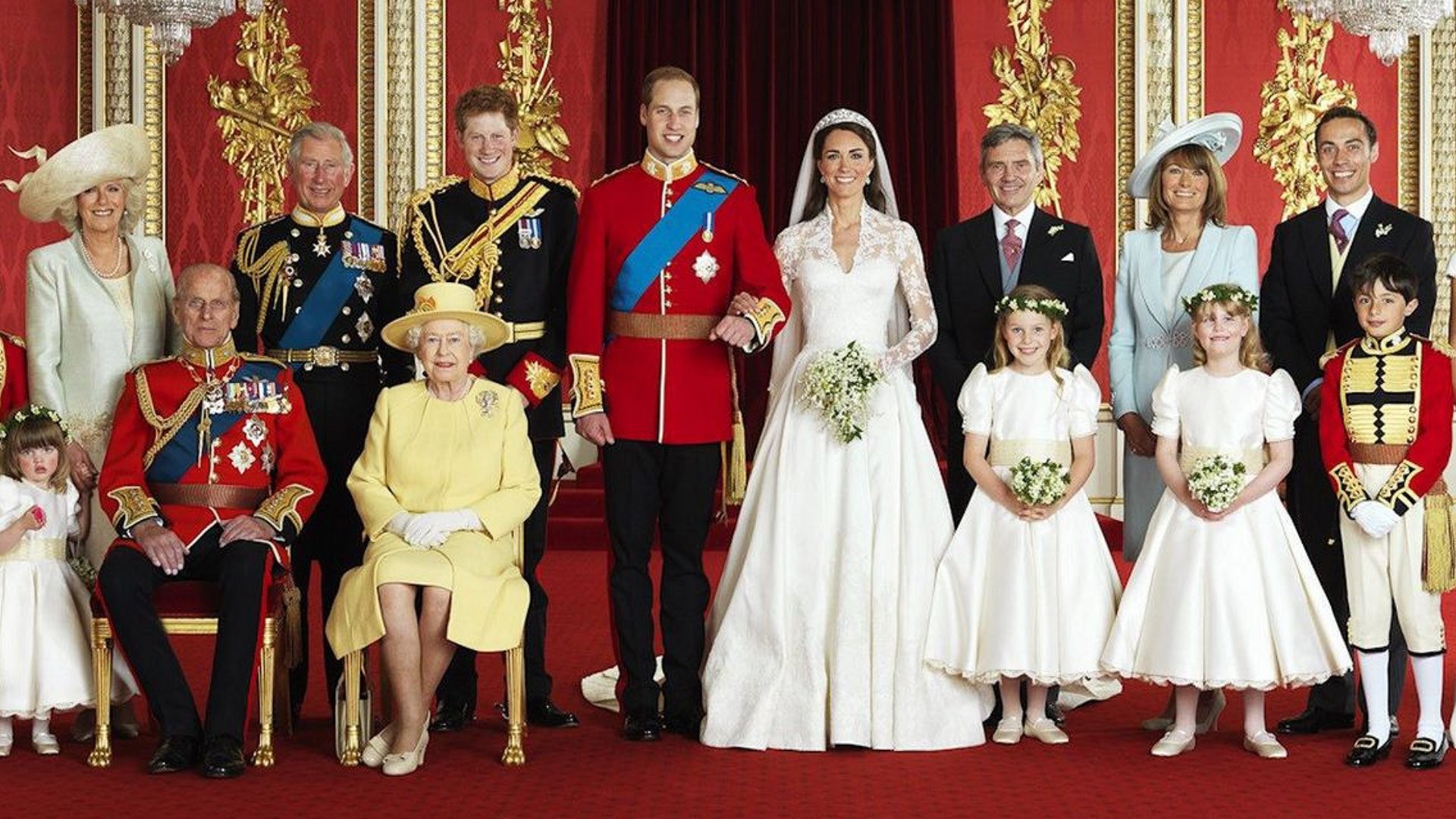 À esquerda, ala mais nobre da família real britânica: Príncipe Philip e sua esposa, a rainha Elizabeth II (sentados), duquesa Camilla e seu marido, o príncipe Charles, príncipe Harry e príncipe William e sua esposa, a duquesa Kate Middleton (Foto: Buckingham Palace)