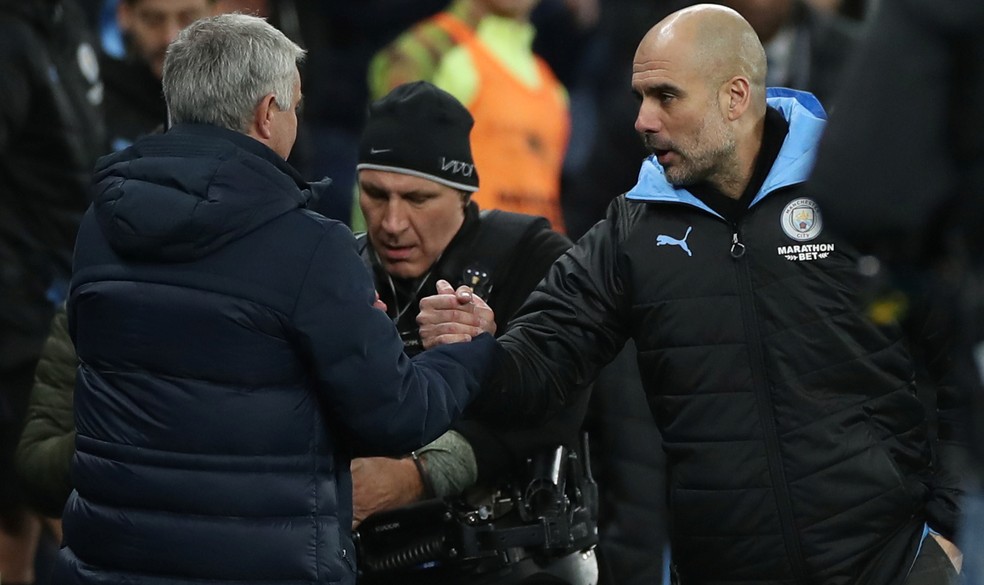 Mourinho e Guardiola se cumprimentam após Tottenham 2 x 0 Manchester City em fevereiro — Foto: Reuters