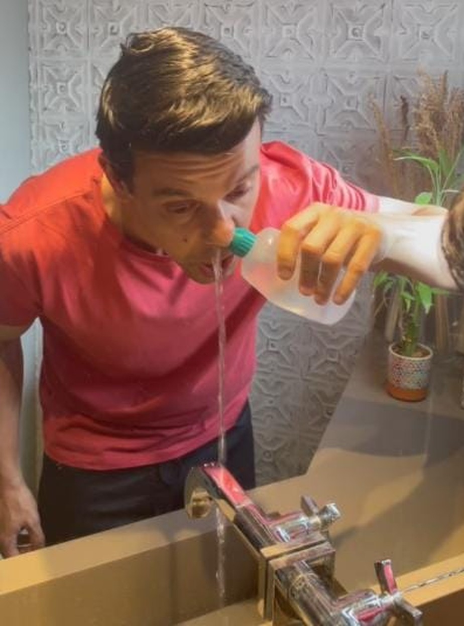 Otorrinolaringologista Ricardo Dolci faz demonstração de lavagem nasal