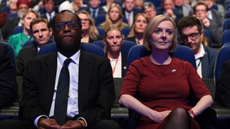 Primeira-ministra do Reino Unido, Liz Truss, ao lado do então ministro das Finanças, Kwasi Kwarteng, em evento do Partido Conservador — Foto: AFP/Oli Scarff