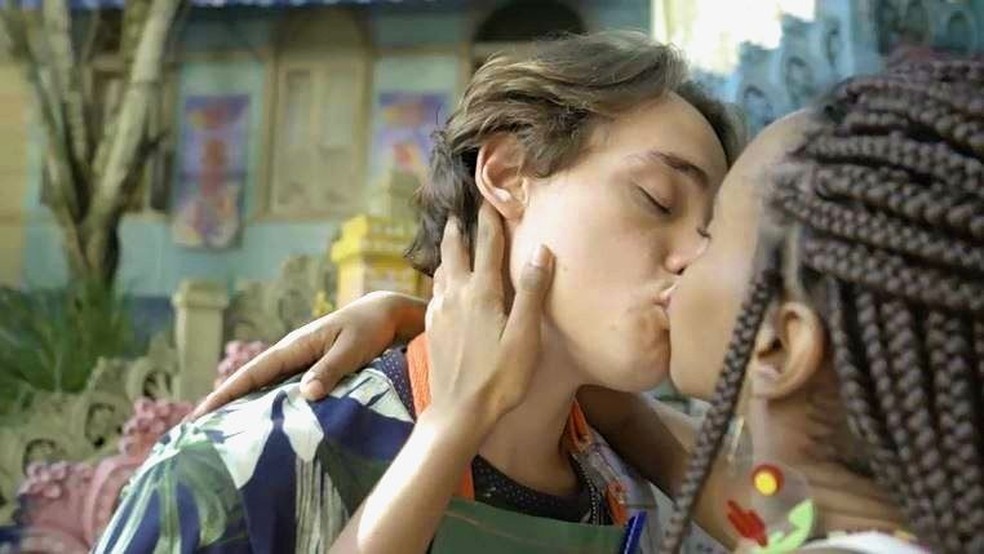  Jaque (Gabz) toma o controle da situação e tasca beijão em Thiago (Danilo Maia) em 'Malhação - Toda Forma de Amar' — Foto: Globo
