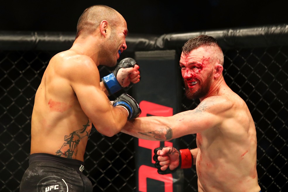 Frank Camacho (esq.) e Damien Brown sorriem durante um momento de trocação franca no UFC Sydney (Foto: Getty Images)