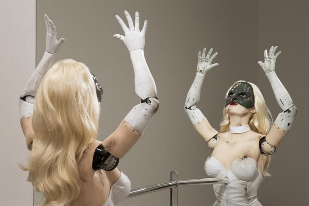 Female Figure é um robô de aparência assustadora que dança na frente de um espelho  — Foto: Reprodução/Jordan Wolfson