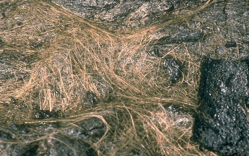 Vidro vulcânico que, para os moradores locais, seriam os cabelos de Pele (Foto: Wikimedia Commons)