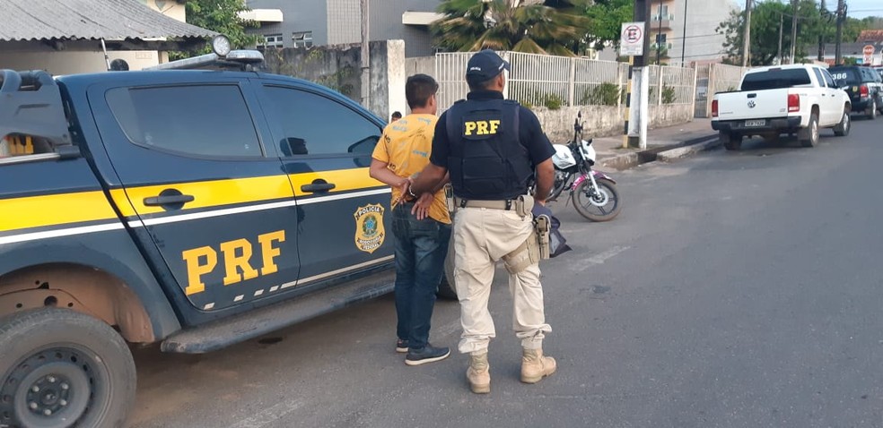 Durante fiscalizações na BR-163, PRF captura foragido da Justiça de Santarém  — Foto: PRF de Santarém/Divulgação