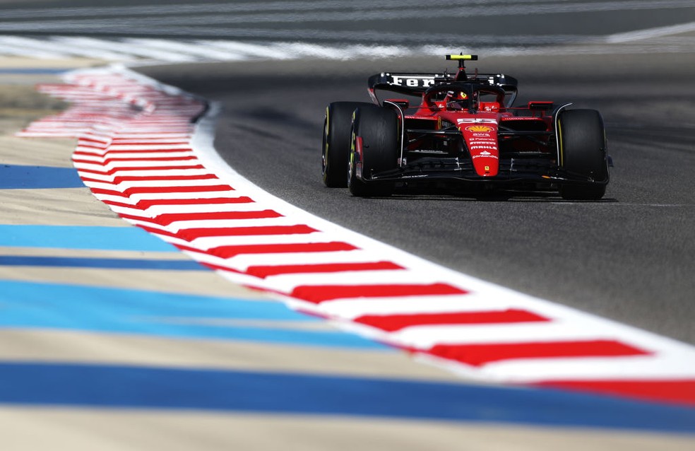 Carlos Sainz liderou a sessão matinal do segundo dia de testes da F1 2023 — Foto: Peter Fox/Getty Images