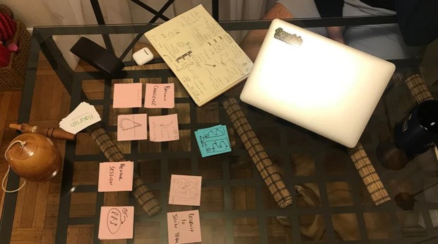 Anotações de Pedro Moura na mesa de sua casa (Foto: Divulgação)