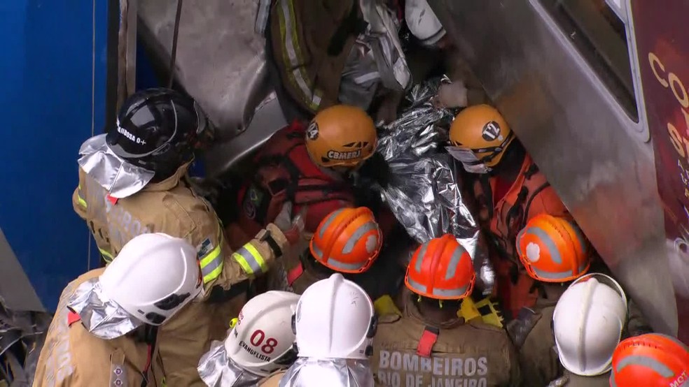 Bombeiros colocam cobertor térmico em motorista — Foto: Reprodução/Globonews
