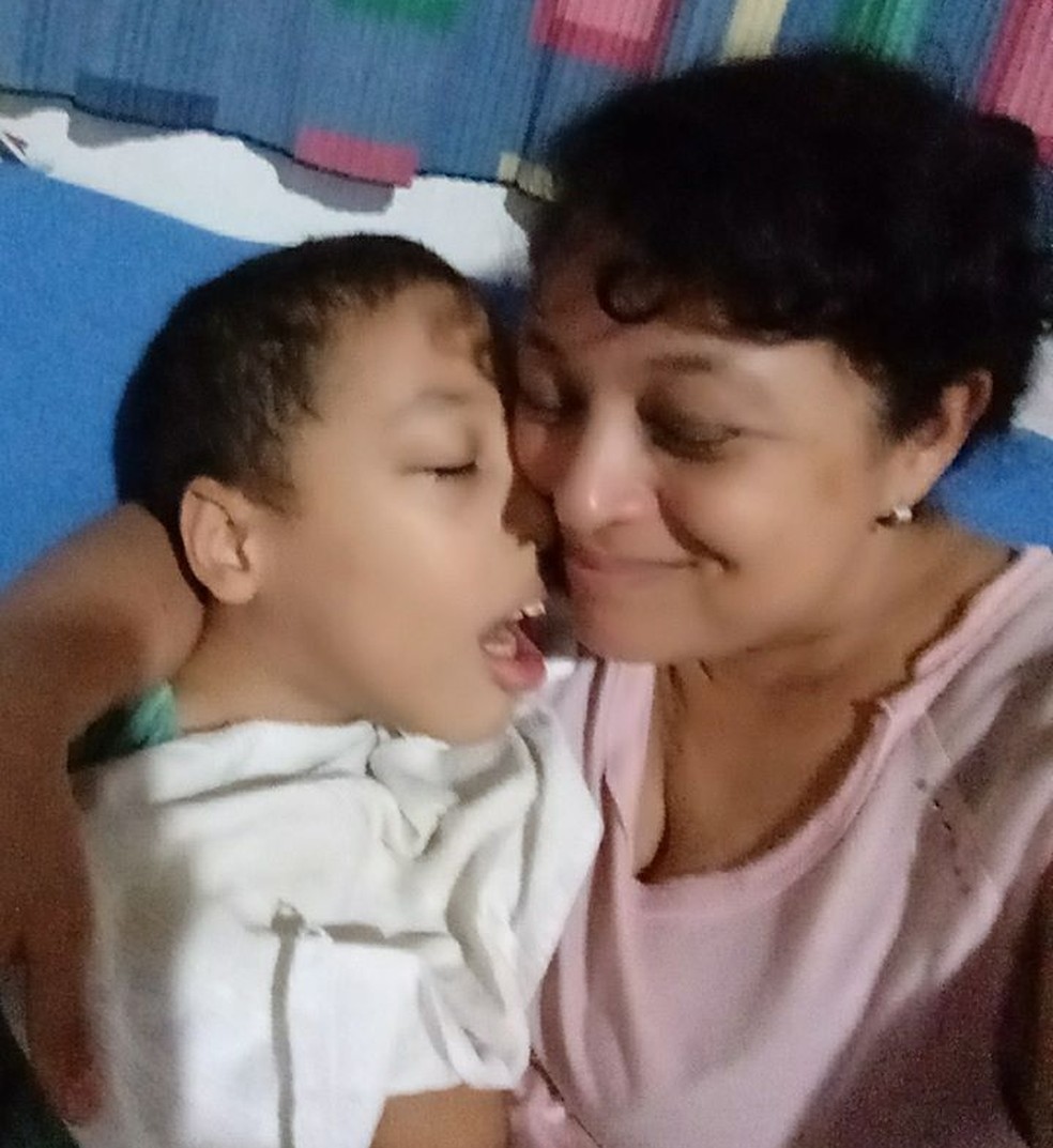 Mãe e filho apresentaram incompatibilidade sanguínea que, sem vacina, gerou sequelas permanentes no menino — Foto: Reprodução/Facebook