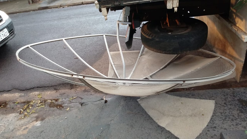 Vento forte derrubou antena de residência em Presidente Prudente — Foto: Defesa Civil