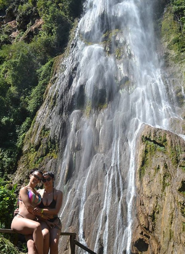 Karina Barros e Camila Benfica na cachoeira Boca da Onça (Foto: Reprodução/Instagram)