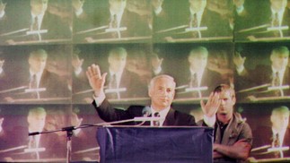 Netanyahu, em 2 de junho de 1996, discursa para uma multidão em Jerusalém após ser eleito primeiro-ministro.  — Foto: Arquivo
