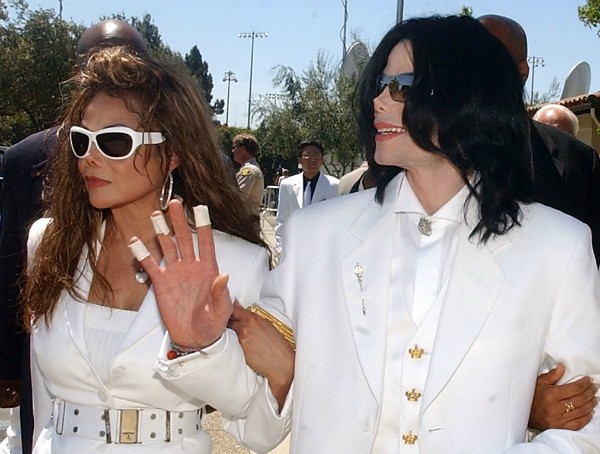 O cantor Michael Jackson com a irmã, La Toya Jackson (Foto: Getty Images)