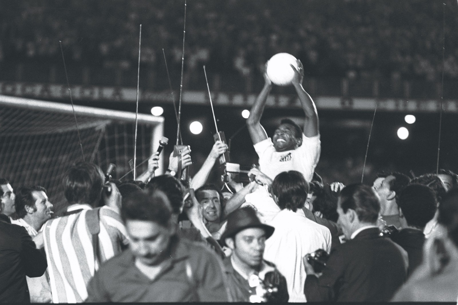Pelé comemora milésimo gol depois da vitória de 2 a 1 sobre o Vasco da Gama, no MaracanãArquivo - 19/11/1969