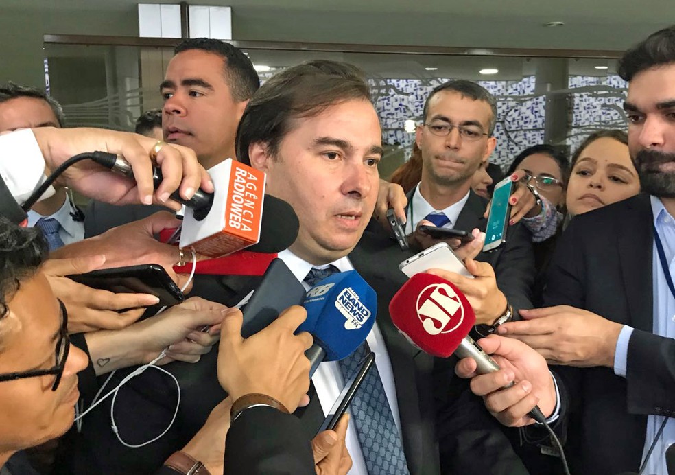 O presidente da Câmara, Rodrigo Maia (DEM-RJ), durante entrevista na qual anunciou a data da votação da reforma da Previdência (Foto: Alessandra Modzeleski/G1)